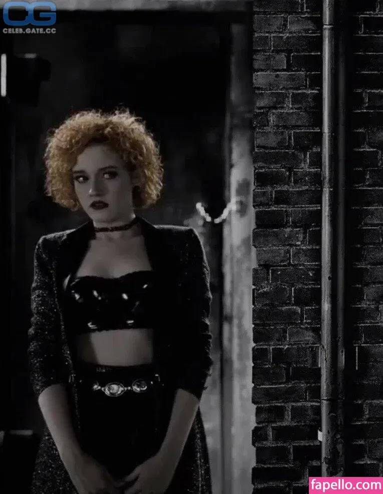 Julia Garner Onlyfans Photo Gallery 