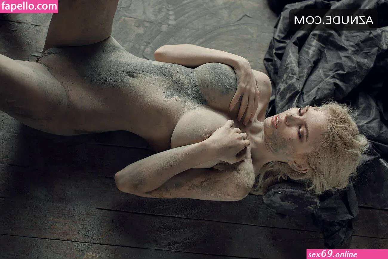 Julia Garner Onlyfans Photo Gallery 