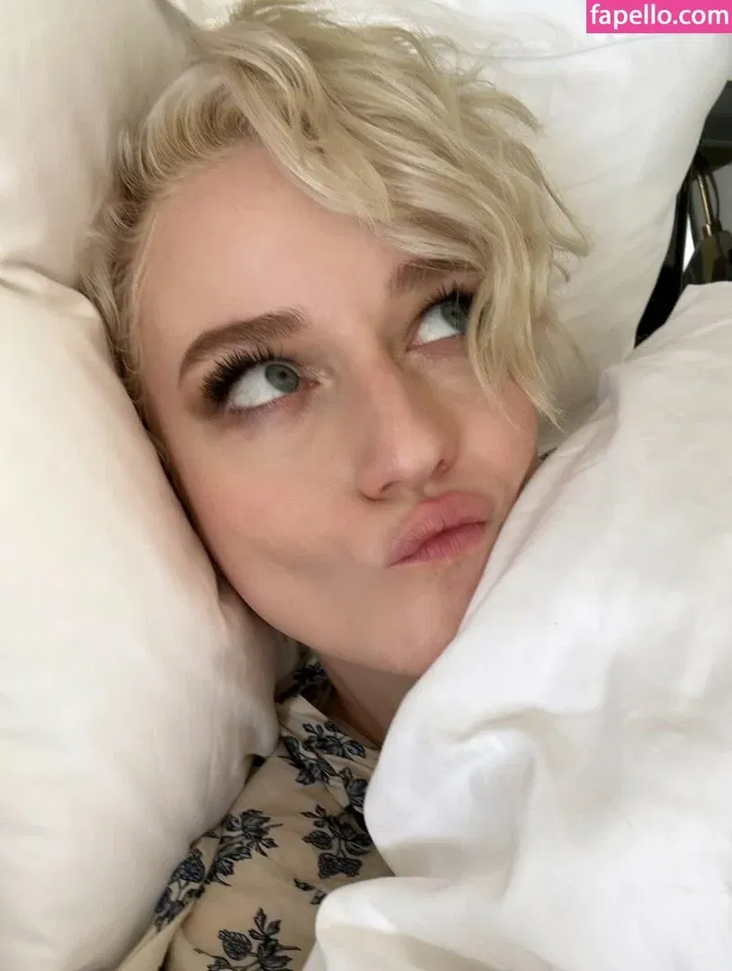 Julia Garner Onlyfans Photo Gallery 