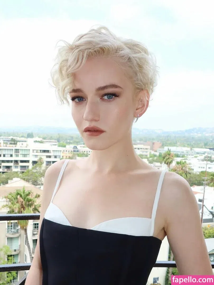 Julia Garner Onlyfans Photo Gallery 
