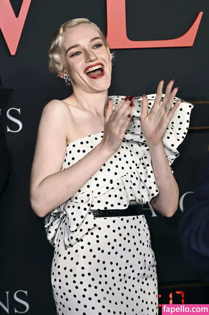 Julia Garner Onlyfans Photo Gallery 