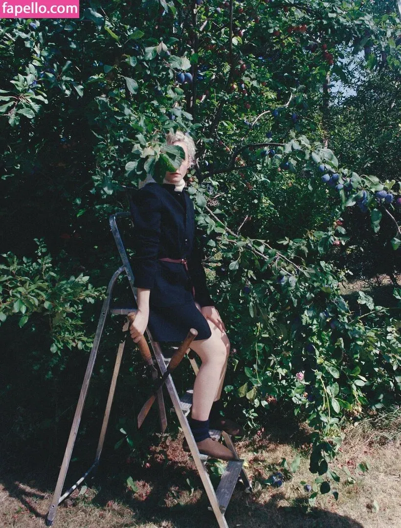 Julia Garner Onlyfans Photo Gallery 