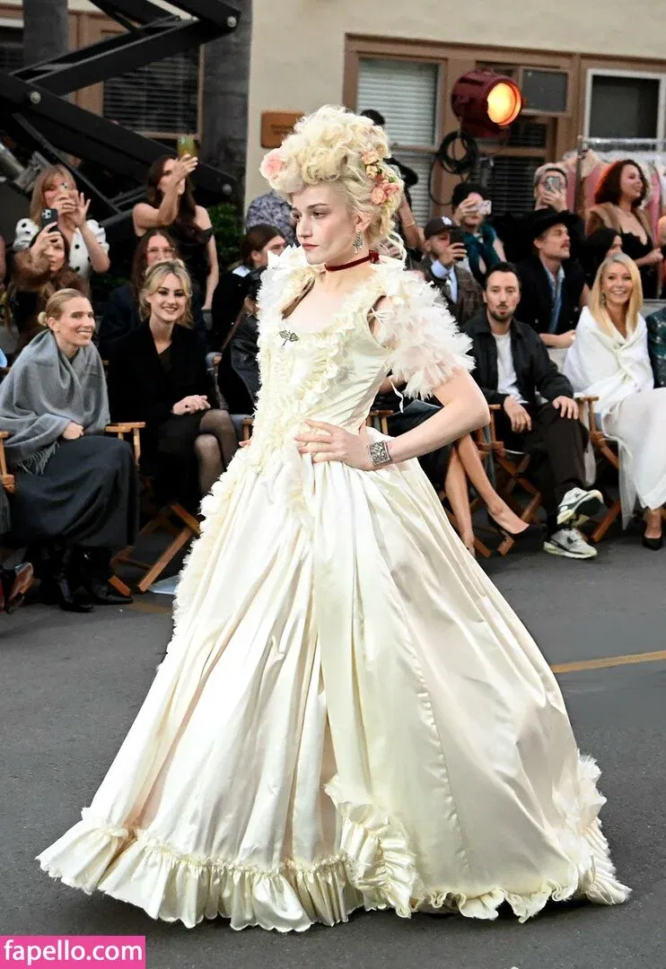 Julia Garner Onlyfans Photo Gallery 