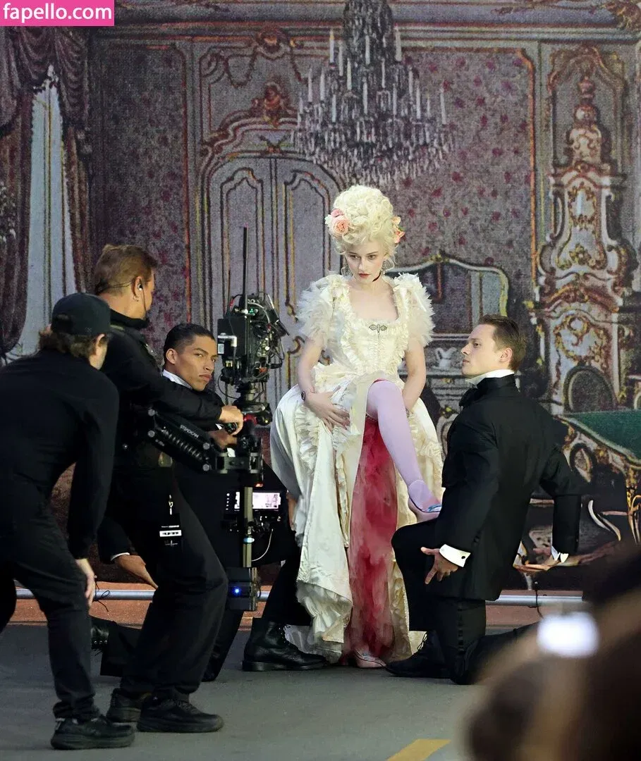 Julia Garner Onlyfans Photo Gallery 