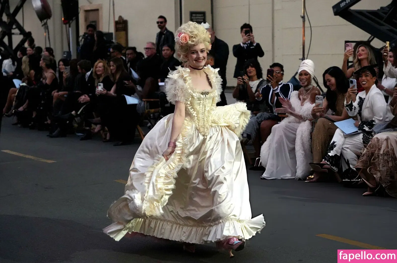 Julia Garner Onlyfans Photo Gallery 