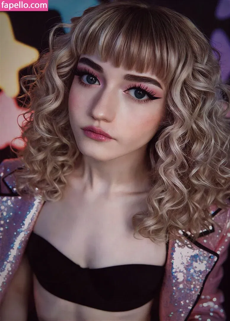 Julia Garner Onlyfans Photo Gallery 