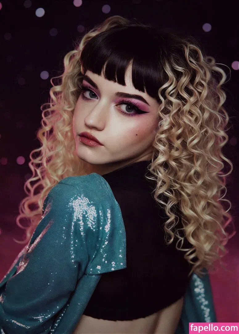 Julia Garner Onlyfans Photo Gallery 