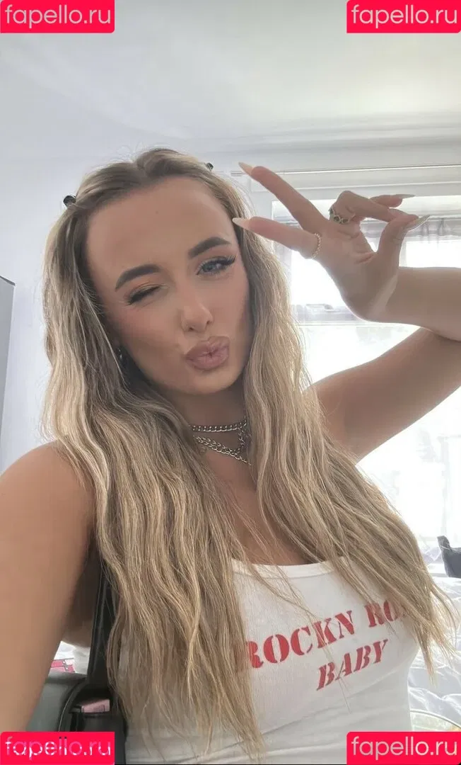 Millie Court Onlyfans Photo Gallery 