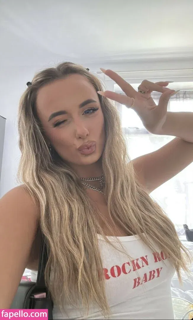 Millie Court Onlyfans Photo Gallery 