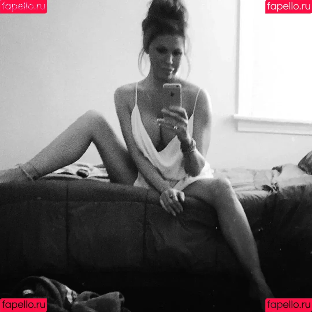 Nikki Cox Onlyfans Photo Gallery 