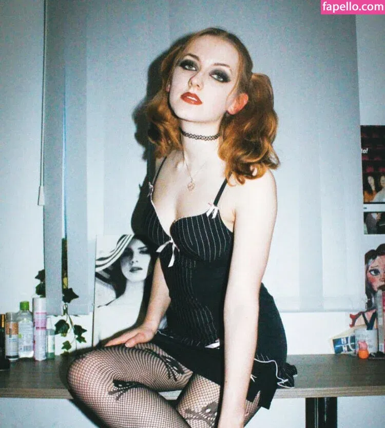 Em Cavell Onlyfans Photo Gallery 