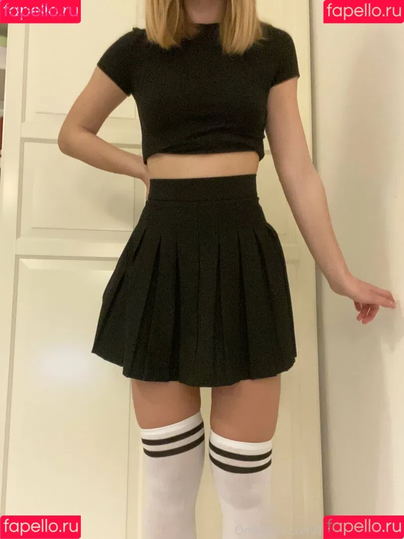 tinywaistemma Onlyfans Photo Gallery 