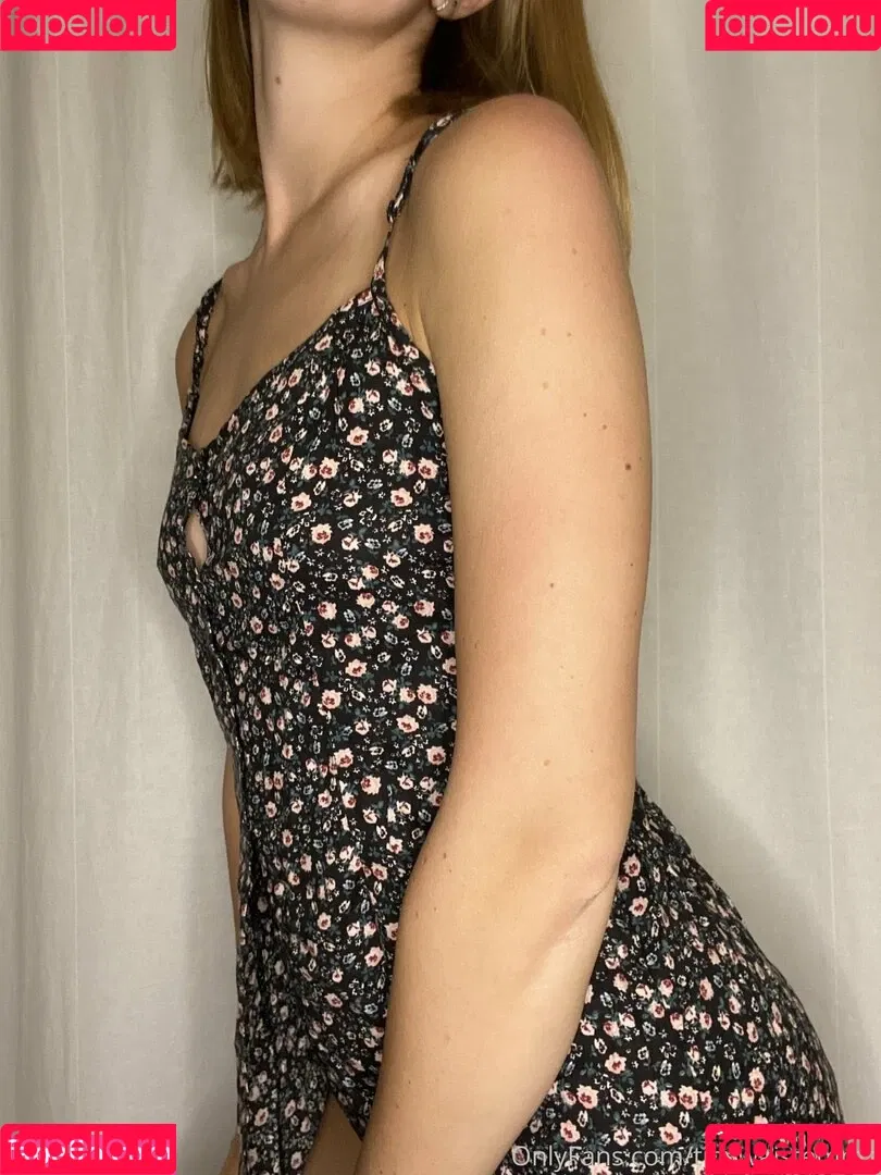 tinywaistemma Onlyfans Photo Gallery 