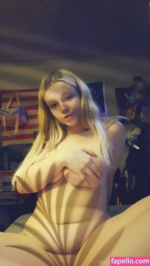 tinywaistemma Onlyfans Photo Gallery 