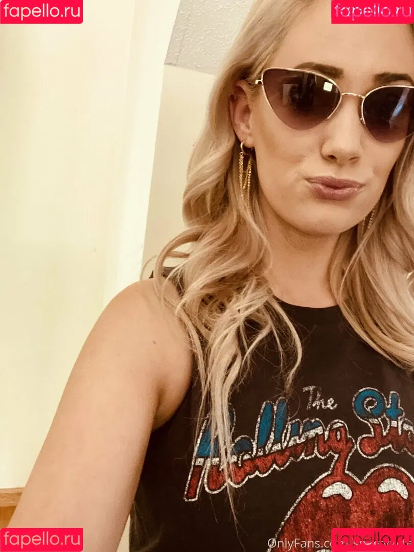 SportyWife / SportyMom / HotwifeRye Onlyfans Photo Gallery 