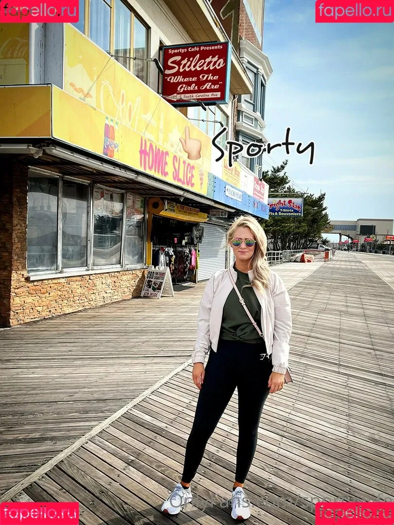 SportyWife / SportyMom / HotwifeRye Onlyfans Photo Gallery 