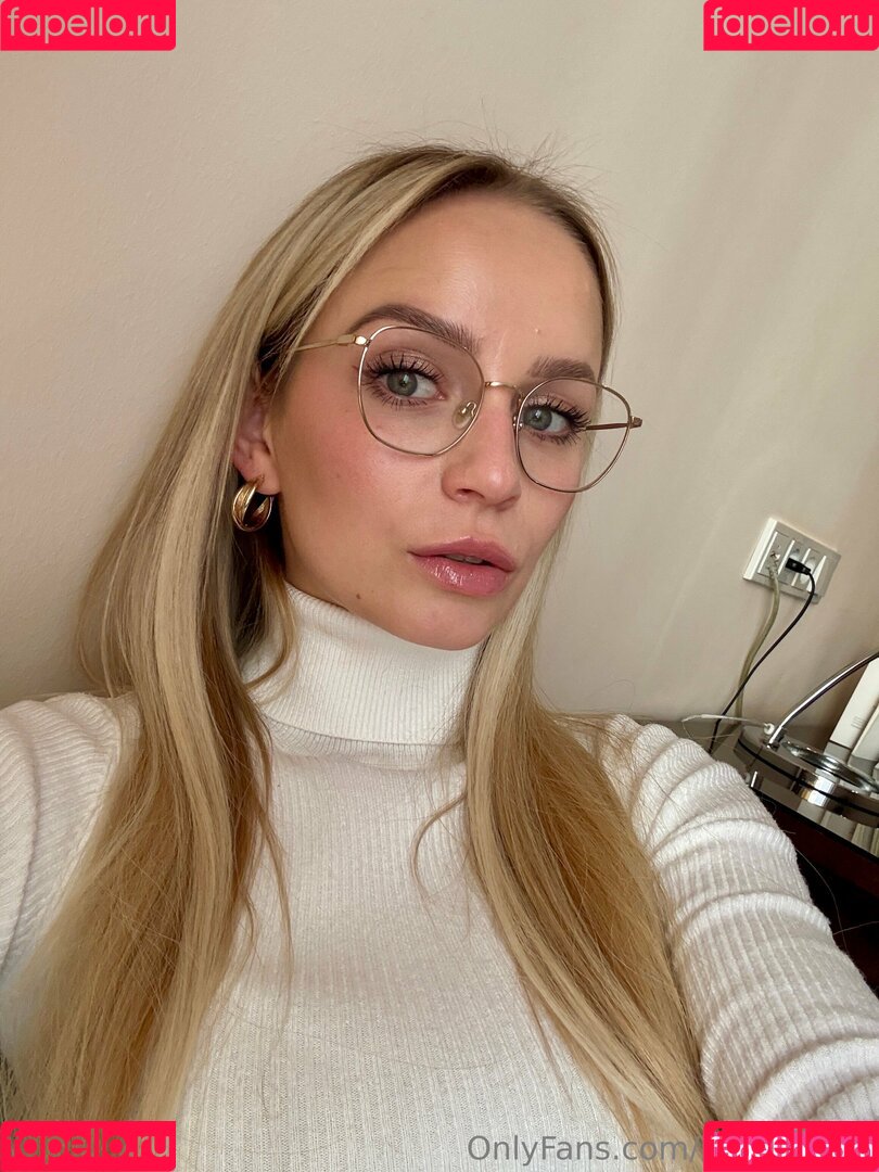 baebaezoe Onlyfans Photo Gallery 