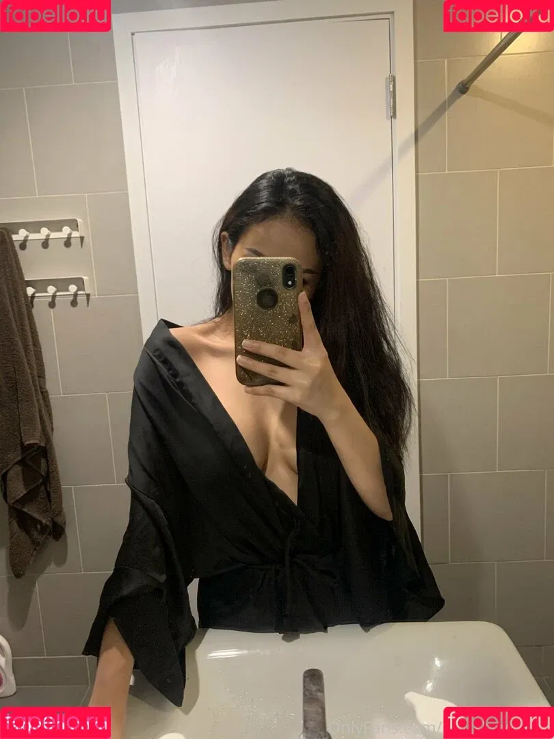 girl_shows_tits Onlyfans Photo Gallery 