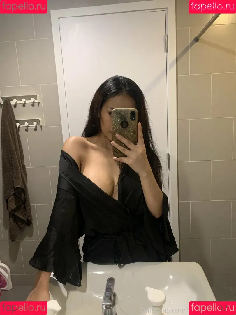 girl_shows_tits Onlyfans Photo Gallery 