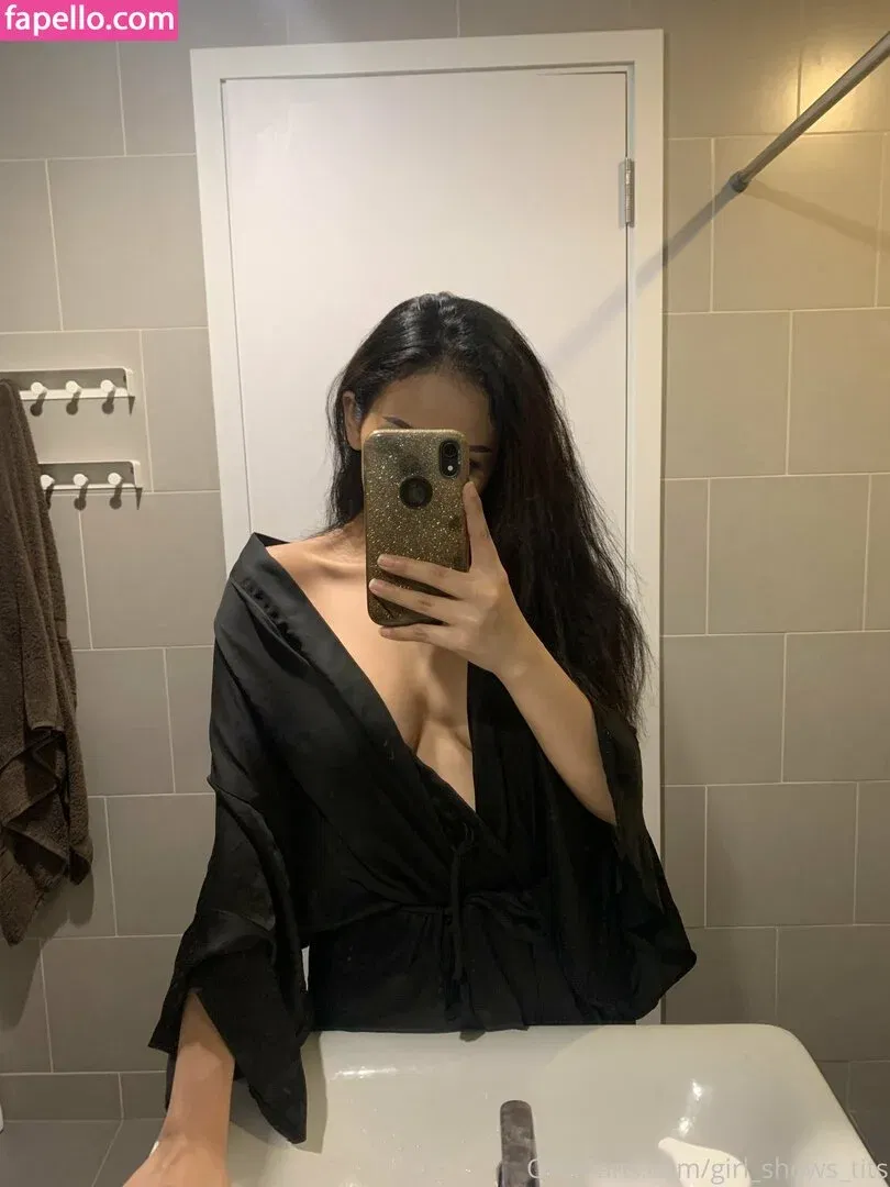 girl_shows_tits Onlyfans Photo Gallery 