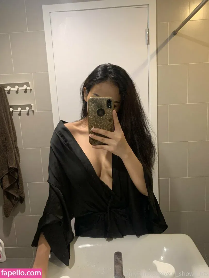 girl_shows_tits Onlyfans Photo Gallery 