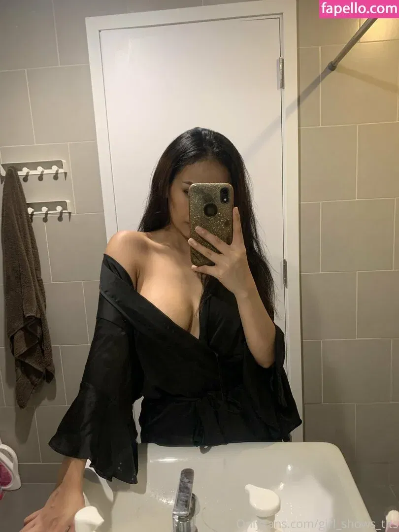 girl_shows_tits Onlyfans Photo Gallery 