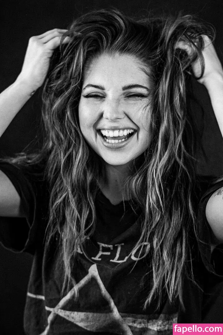 Sammi Hanratty Onlyfans Photo Gallery 