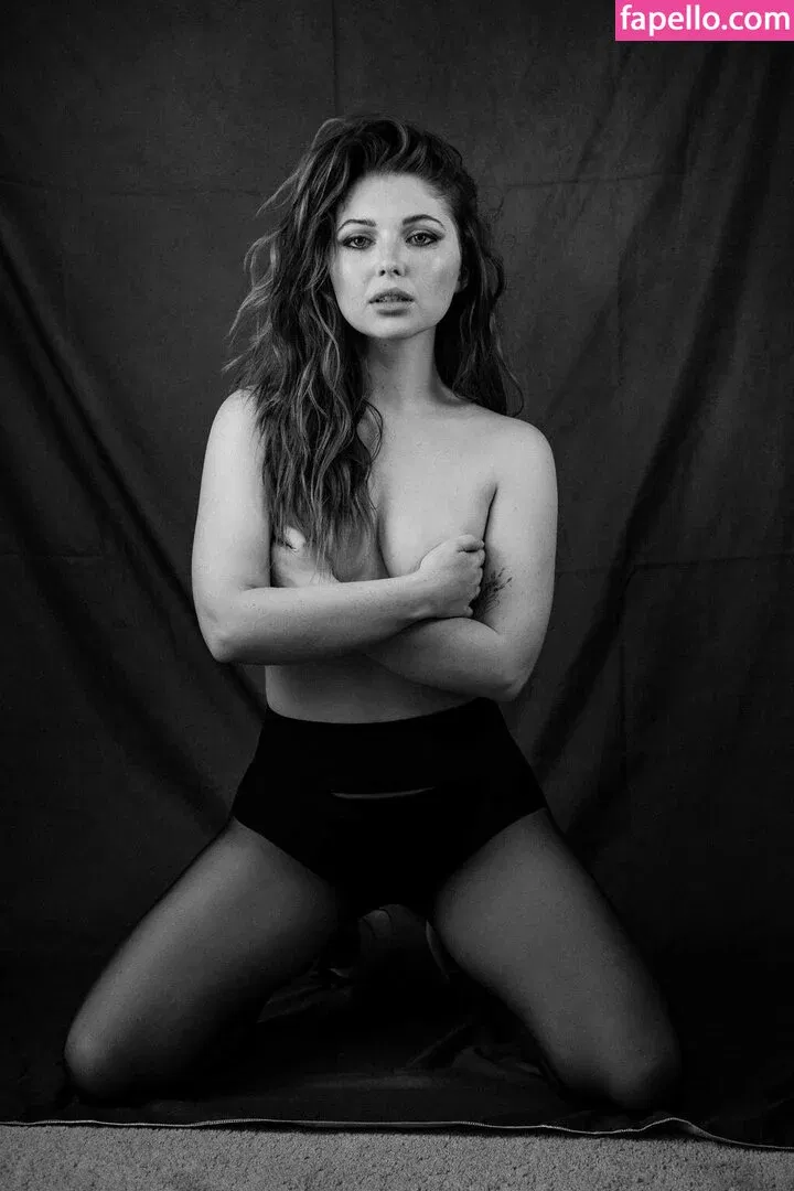 Sammi Hanratty Onlyfans Photo Gallery 