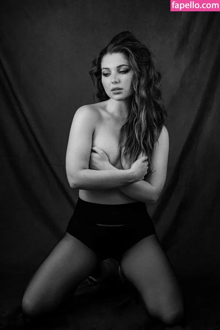 Sammi Hanratty Onlyfans Photo Gallery 