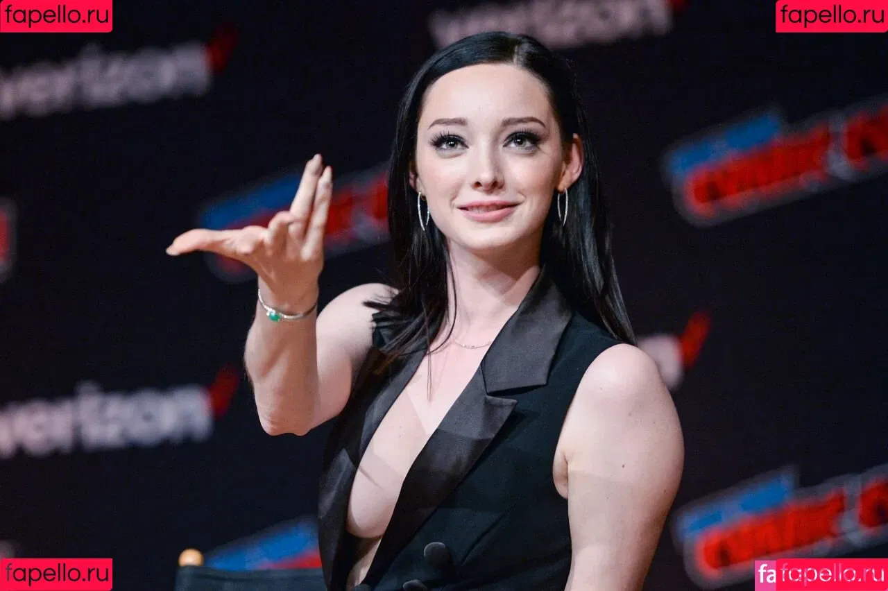 Emma Dumont Onlyfans Photo Gallery 