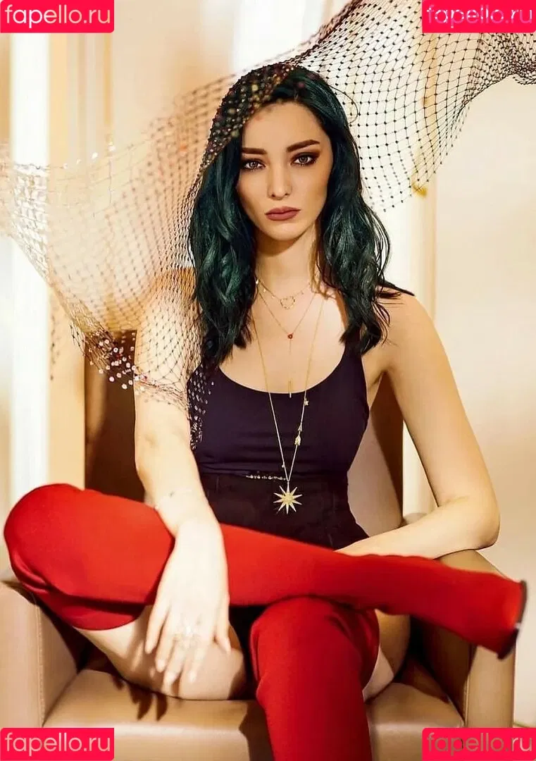 Emma Dumont Onlyfans Photo Gallery 