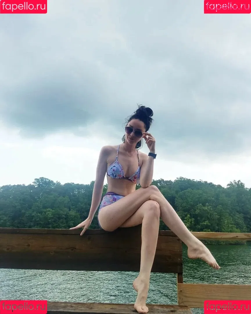 Emma Dumont Onlyfans Photo Gallery 