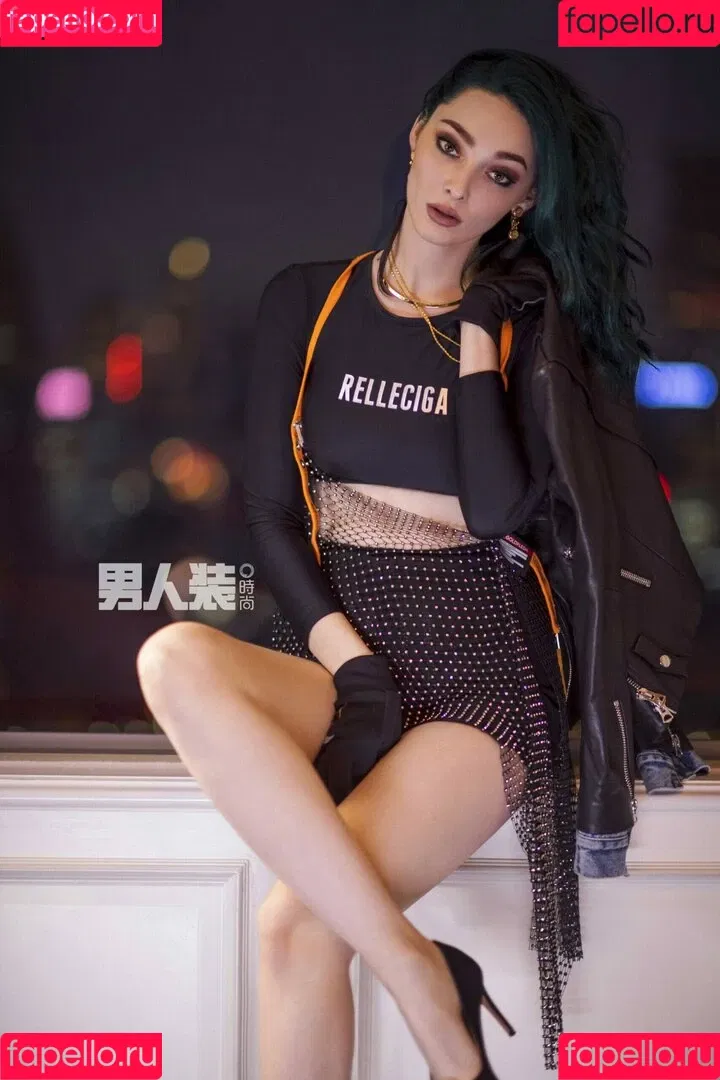 Emma Dumont Onlyfans Photo Gallery 