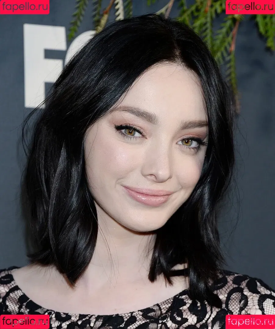 Emma Dumont Onlyfans Photo Gallery 
