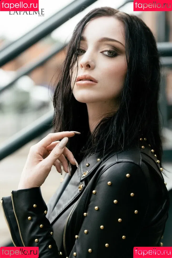 Emma Dumont Onlyfans Photo Gallery 