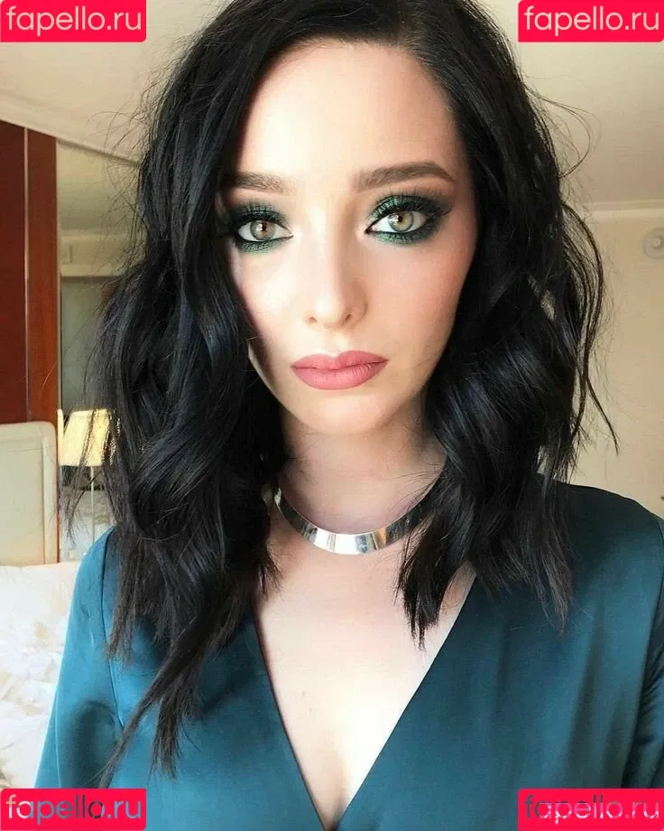 Emma Dumont Onlyfans Photo Gallery 