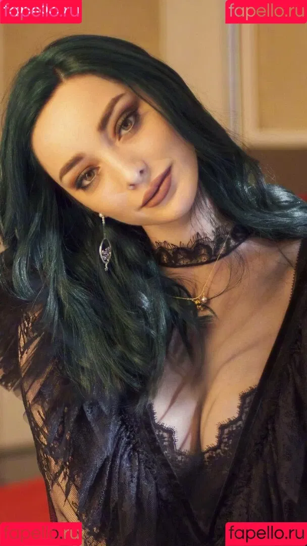 Emma Dumont Onlyfans Photo Gallery 