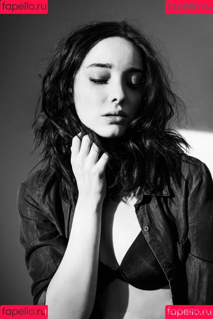 Emma Dumont Onlyfans Photo Gallery 
