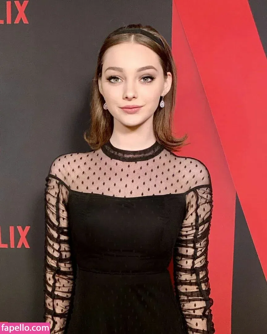 Emma Dumont Onlyfans Photo Gallery 