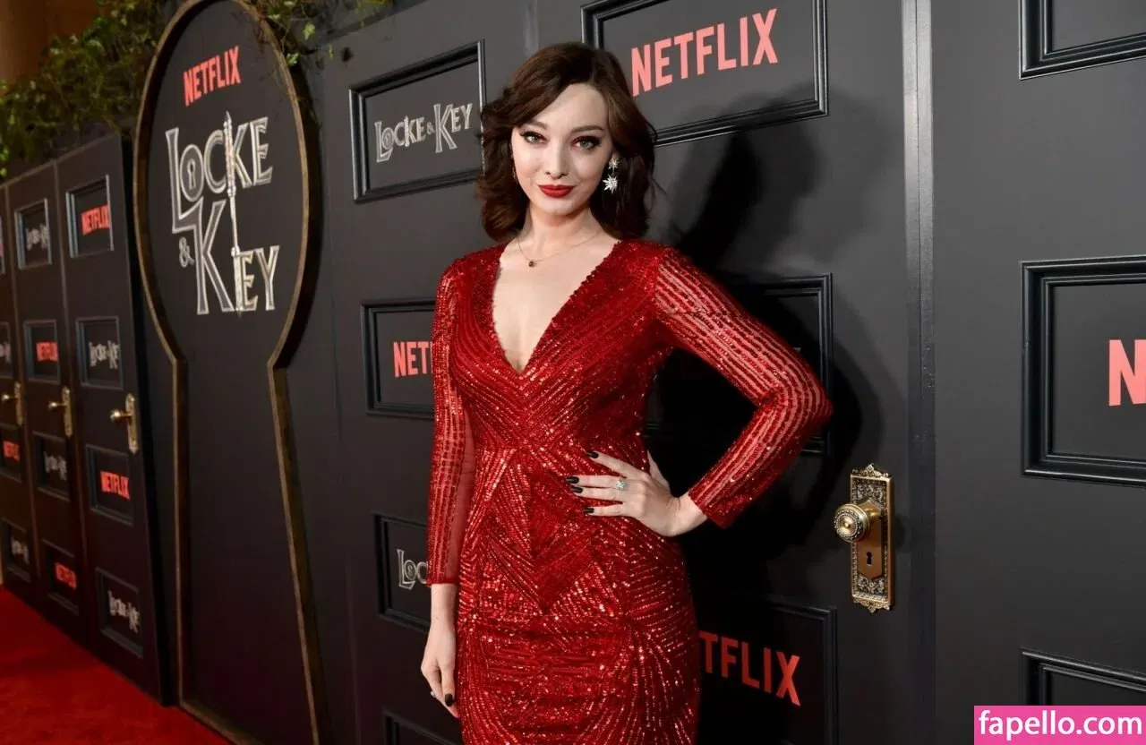 Emma Dumont Onlyfans Photo Gallery 