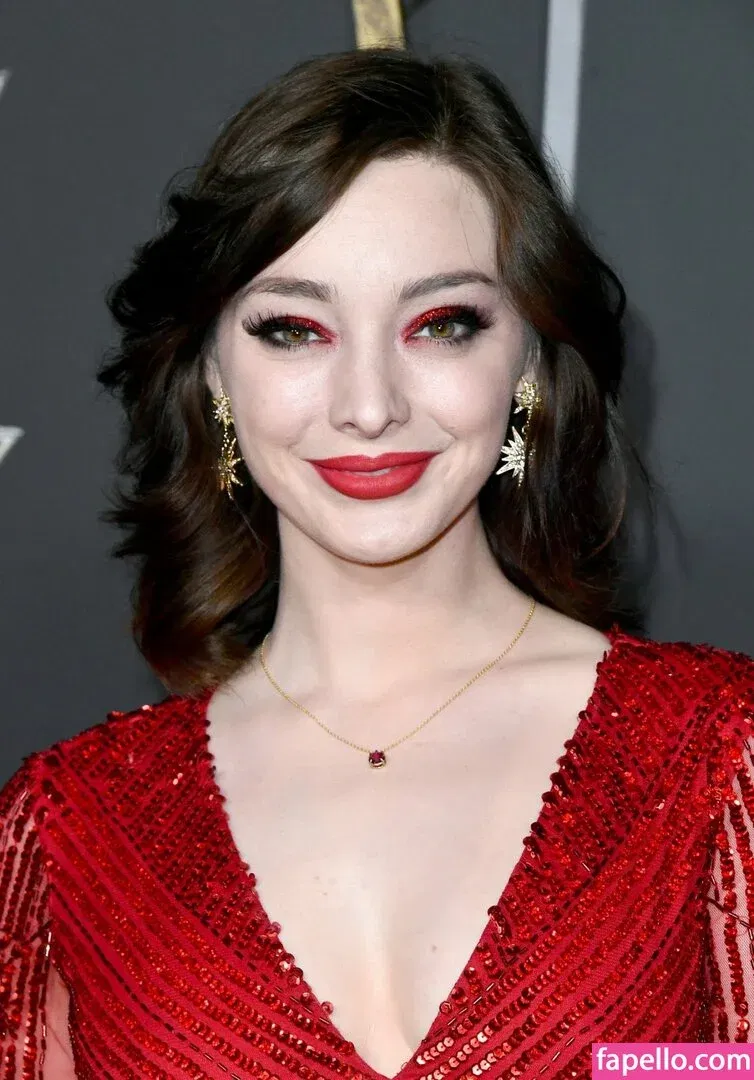 Emma Dumont Onlyfans Photo Gallery 