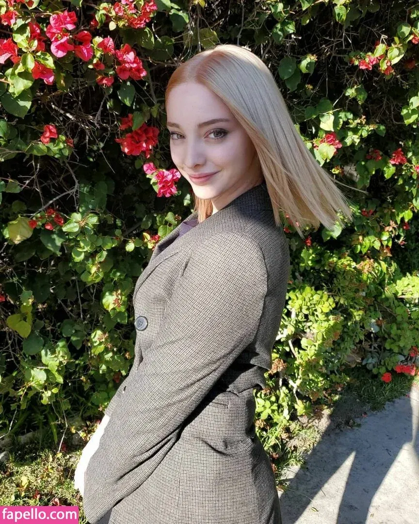 Emma Dumont Onlyfans Photo Gallery 