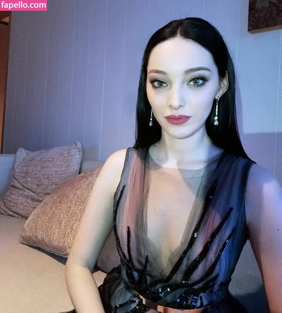 Emma Dumont Onlyfans Photo Gallery 