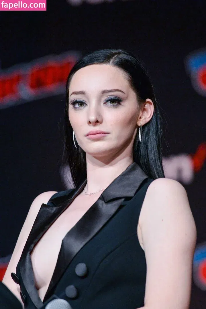 Emma Dumont Onlyfans Photo Gallery 