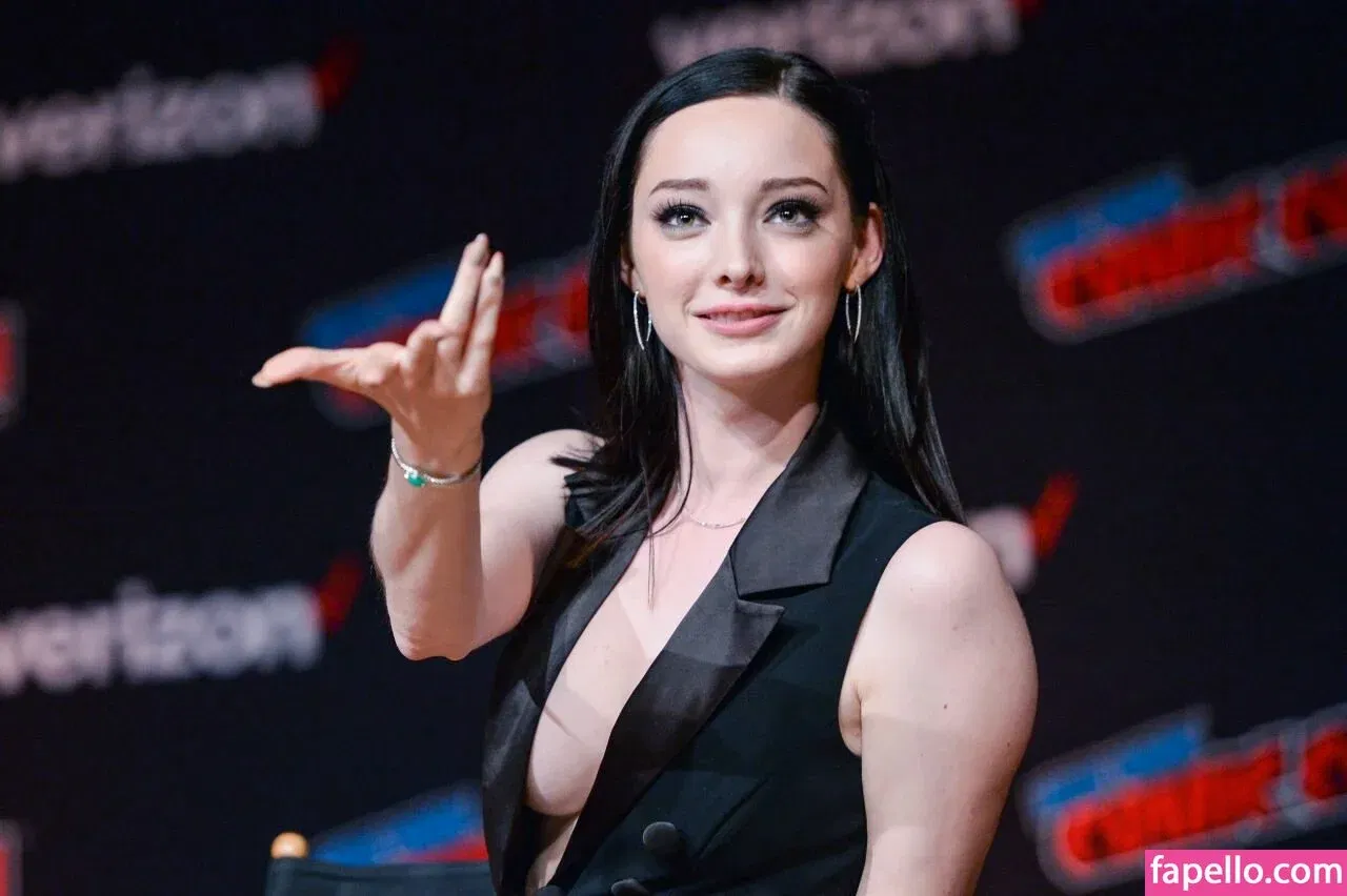 Emma Dumont Onlyfans Photo Gallery 
