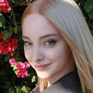 Emma Dumont Onlyfans Photo Gallery 
