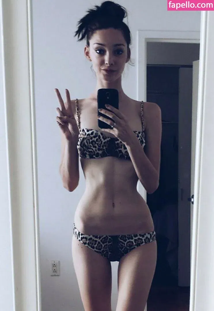 Emma Dumont Onlyfans Photo Gallery 