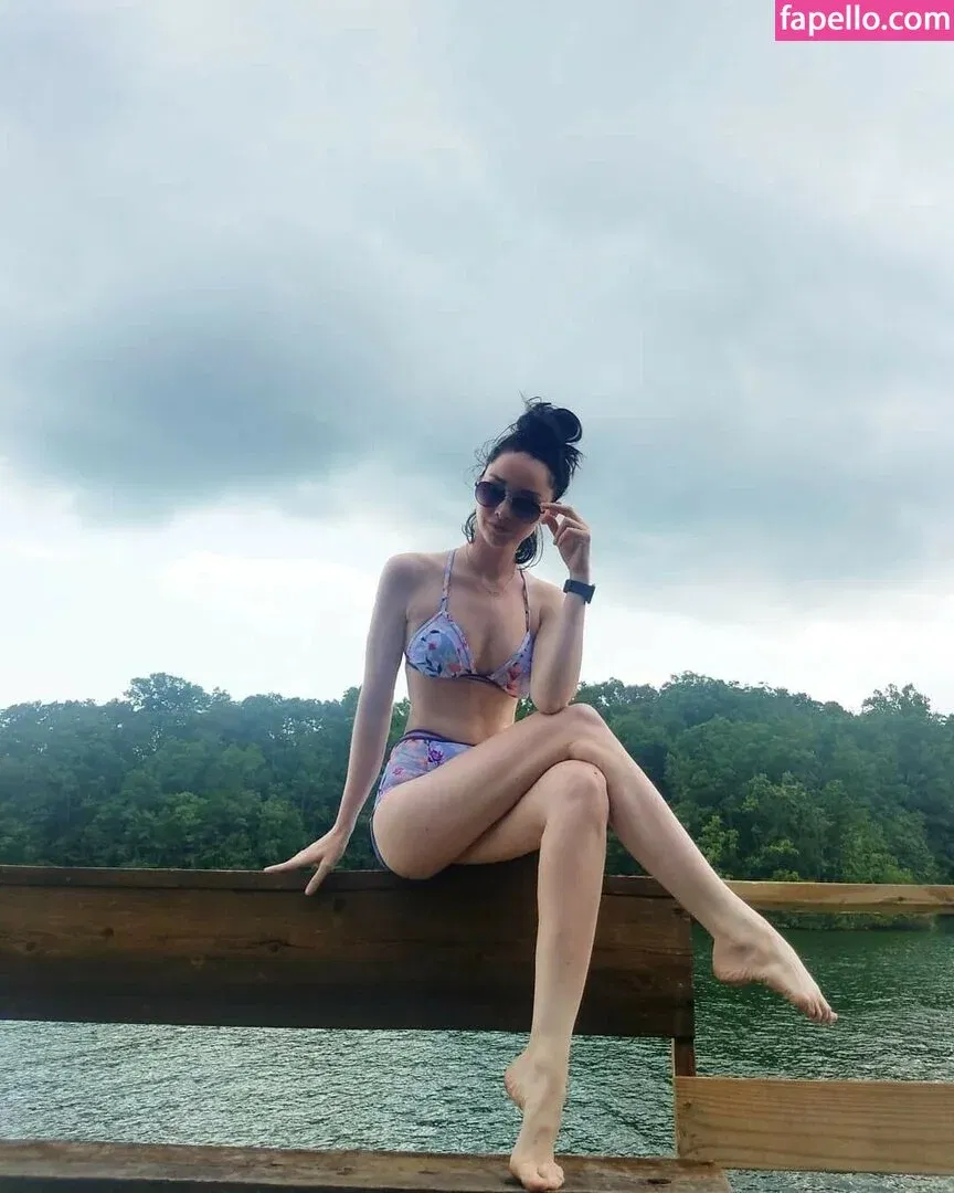 Emma Dumont Onlyfans Photo Gallery 