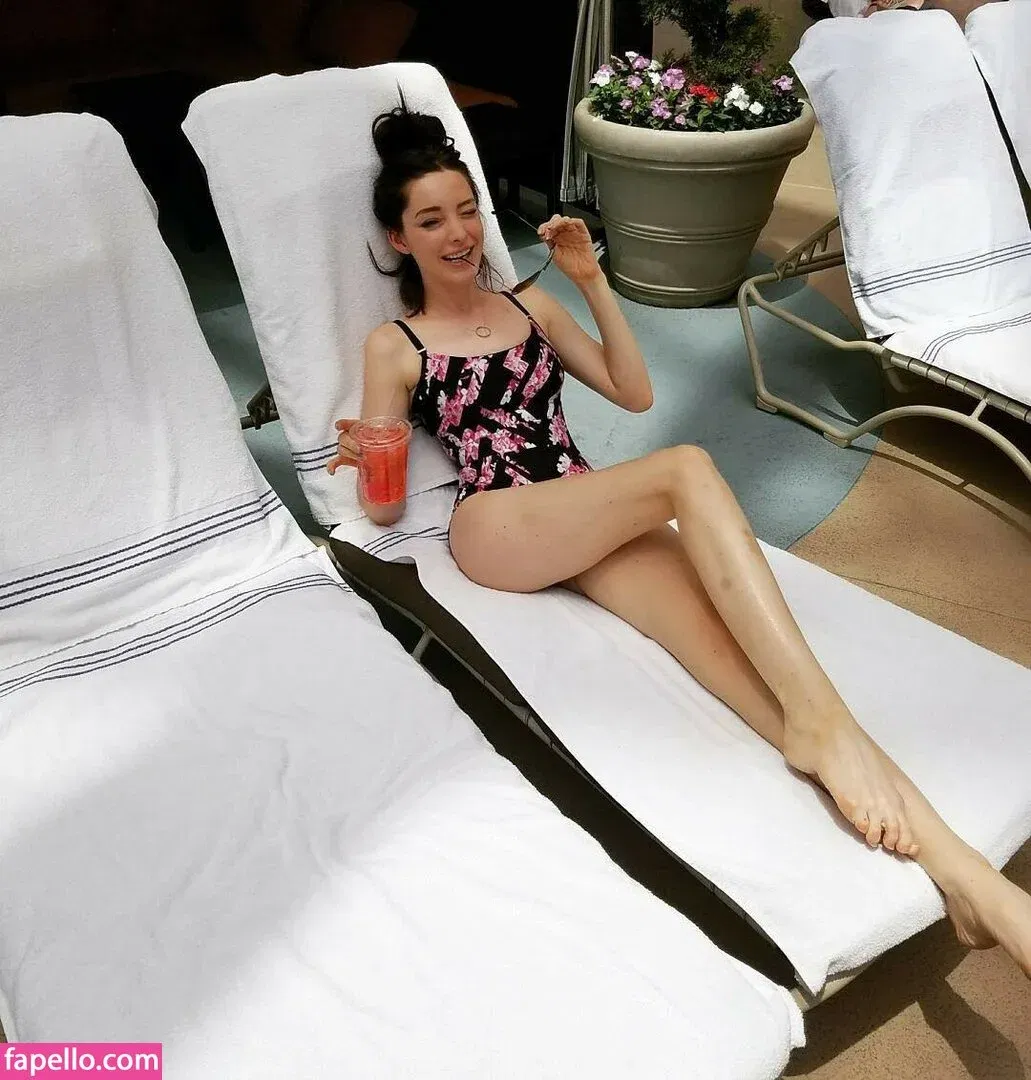 Emma Dumont Onlyfans Photo Gallery 