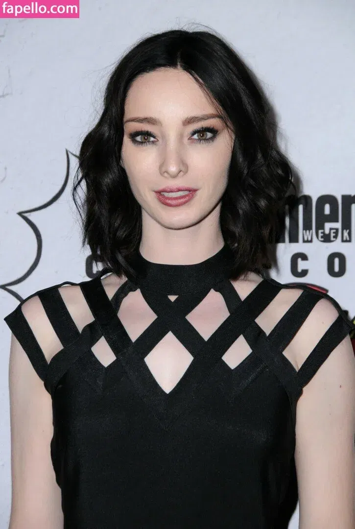 Emma Dumont Onlyfans Photo Gallery 